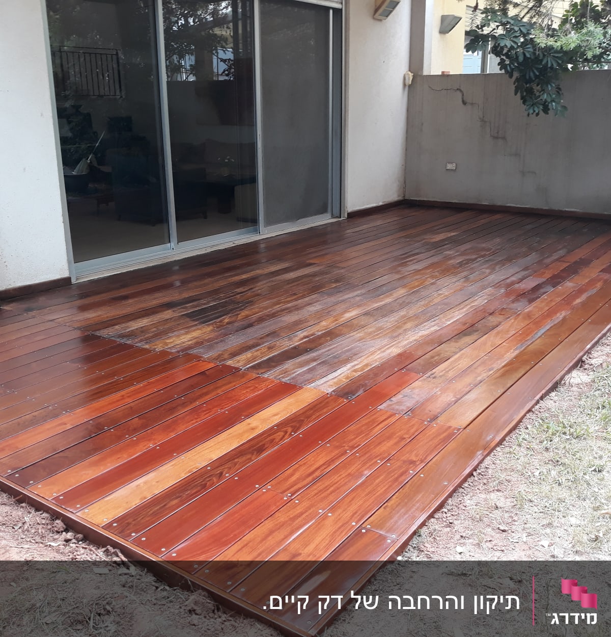 דק עץ חדש בגינה ליד דלת זכוכית